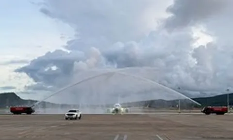 Đúng sáng hôm qua - 19/10, một máy bay từ Kazakhstan được thực hiện nghi thức phun vòi rồng khi hạ cánh tại Việt Nam