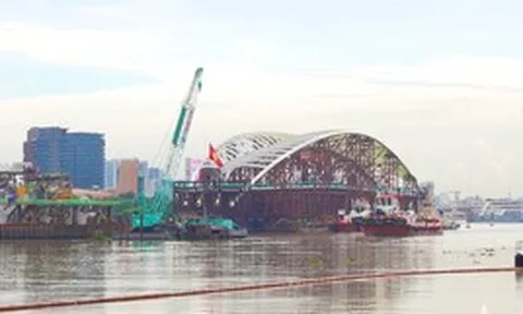 Siêu vòm thép nặng 3.400 tấn đã được lai dắt vượt biển thành công, cập bến trung tâm thành phố giàu nhất Việt Nam: Trải qua 2 ngày đi 124 km, sẵn sàng tạo nên khoảnh khắc đặc biệt vào ngày mai