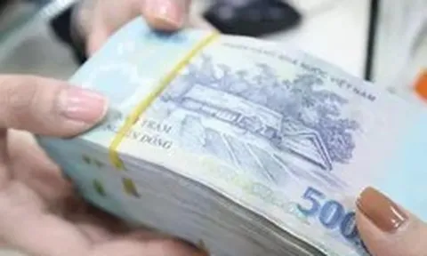 Giữa làn sóng giảm lãi suất, ngân hàng hút vốn cách nào?