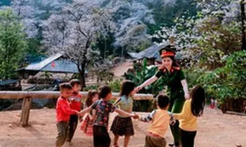 Phát hiện bản làng giữa hơn 1.200 cây cổ thụ ở Việt Nam, đến mùa hoa cả sườn núi phủ trắng như tuyết