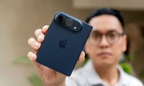 “Đập hộp” iPhone Duo chính hãng Việt Nam trước ngày giao hàng: điện thoại gập đầu tiên của Táo đóng gói ra sao?