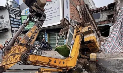 Xe múc lật ngửa giữa đường, giao thông ùn tắc hơn 1km