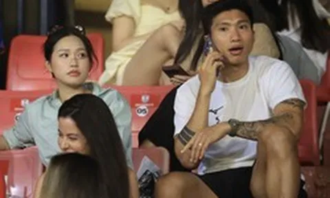 Văn Hậu bị cấm thi đấu, ngậm ngùi ngồi khán đài cùng Doãn Hải My
