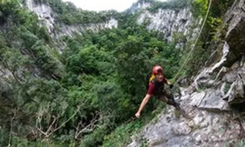 Phát hiện một hố sụt khổng lồ sâu 120 m chưa từng thấy tại Phong Nha - Kẻ Bàng: Từ vùng tối trên Google Earth, chuyên gia bất ngờ khi thấy thứ bên dưới
