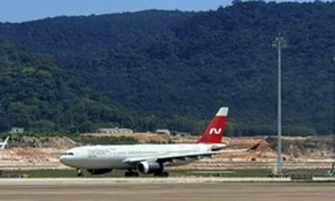 Sân bay Phú Quốc vừa ghi nhận một máy bay thân rộng khác lạ hạ cánh, phun vòi rồng cho sự kiện đặc biệt sau 12 năm