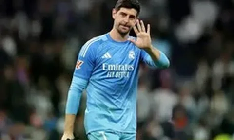 Courtois vắng mặt đột xuất trước thềm El Clasico, Real gặp tổn thất lớn