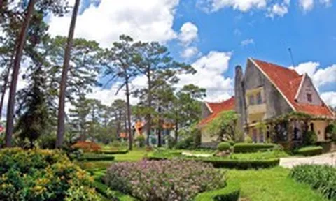 Việt Nam có 1 “làng biệt thự Pháp” nằm ở độ cao 1.500m, mát mẻ quanh năm: Giá chỉ từ 1.300.000 đồng/đêm