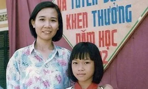 Bức ảnh bé gái nhận thưởng Học sinh giỏi khiến cư dân mạng ồ ạt bình luận: "Em này lớn lên kiểu gì cũng thành người nổi tiếng!"
