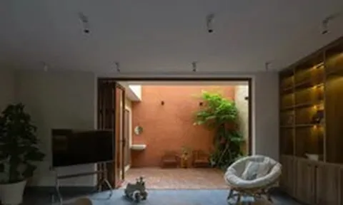 Ngôi nhà 6x16m 'đón' nắng gió qua sân trong và giếng trời