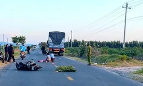 Va chạm xe tải trên đường, 2 người đi xe máy tử vong thương tâm