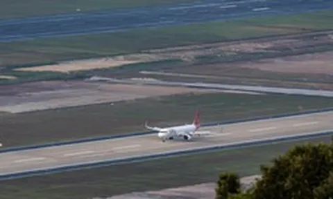 Phú Quốc đón chuyến bay đầu tiên đặc biệt trên đường băng 3.300m: Điều bất ngờ lúc 7h05 sáng làm du khách ngỡ ngàng