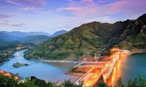 Phát hiện bản làng gần 60 hộ ở Việt Nam, mái đá phủ đầy "vảy cá", mùa nước nổi đẹp tựa tranh thủy mặc