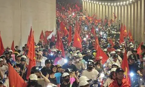 Việt Nam vừa chứng kiến một kỷ lục chưa từng có, lần đầu tiên vượt ngưỡng 1.000 tỷ USD