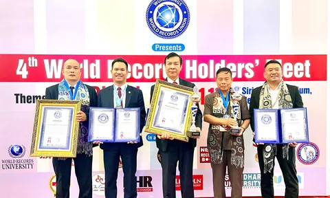 Anh hùng lao động Nguyễn Quang Mâu vinh dự đón nhận danh hiệu Giáo sư danh dự của Viện Đại học Kỷ lục Thế giới