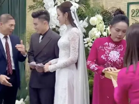 Chủ tịch tập đoàn Sơn Hải trao cho Hoa hậu Đỗ Hà 1 phong bì, bên trên có 4 chữ