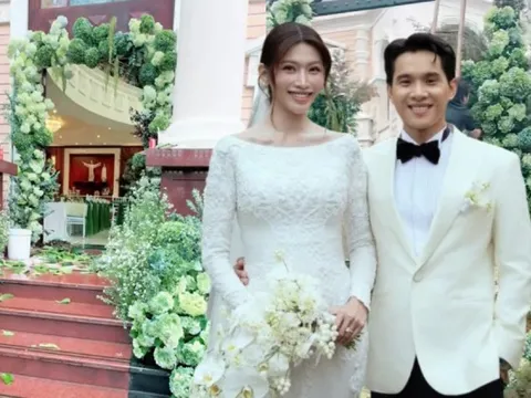 "Tổng tài" Colline Dalat lấy vợ: Cổng cưới cao 5m, 50.000 bông hồng và cẩm tú cầu nhập, cổ tích còn thấy rén