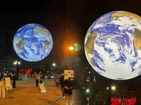 [Clip] Xuất hiện quả địa cầu đường kính 7 mét tại Hồ Tây, dân tình ồ ạt kéo tới chụp ảnh
