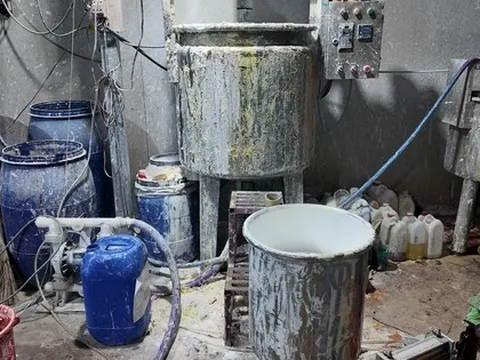 Xưởng sản xuất mỹ phẩm nhìn "nổi da gà" vừa bị Công an TP HCM triệt phá