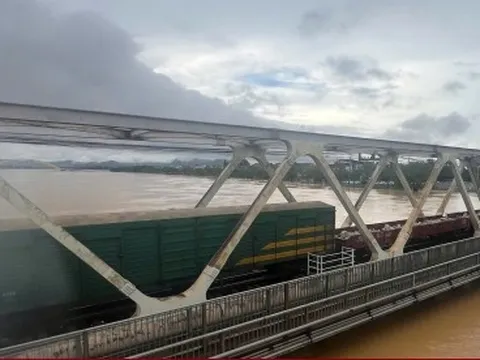 Đường sắt điều hàng loạt tàu trấn giữ cầu Bạch Hổ, Dã Viên ở Huế