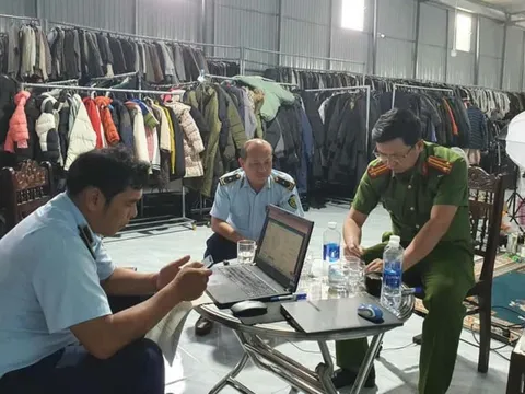 Tịch thu 20 bao tải chứa hàng nghìn quần áo cũ không rõ nguồn gốc