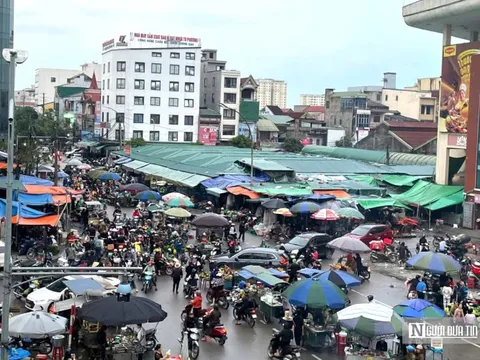 Lòng đường bị “nuốt chửng”, tuyến phố trước chợ Vinh thành điểm nóng lấn chiếm