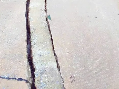 Xuất hiện vết nứt dài trên đường Hồ Chí Minh nhánh Tây qua Quảng Trị