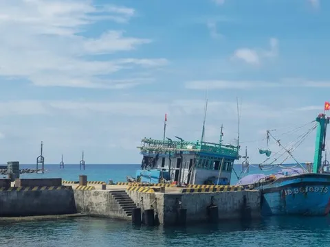 Hải quân hỗ trợ sửa chữa tàu cá giúp ngư dân tiếp tục vươn khơi