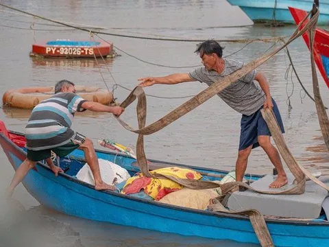 Đắk Lắk: Ngư dân tất tả đưa tàu, thuyền lên bờ tránh bão số 13