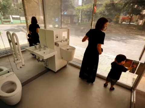 Khách Việt bất ngờ với 1 chi tiết lạ trong nhà vệ sinh công cộng ở Nhật Bản, nhận xét: "Đến mức này rồi sao!"