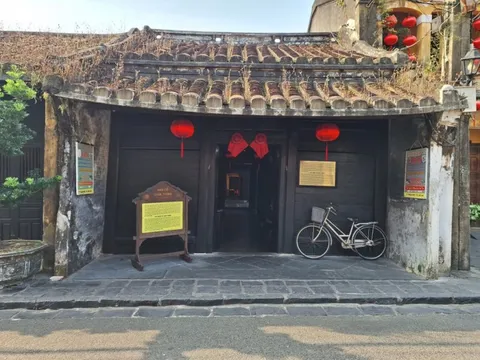 Ngôi nhà Hội An được hỏi nhiều nhất hiện nay: Hơn 100 tuổi, có người "sốc" với dòng chữ ghi trên cột nhà