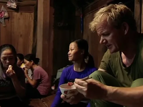 Đầu bếp 17 sao Michelin thế giới ngồi khúm núm ăn xôi ở Việt Nam