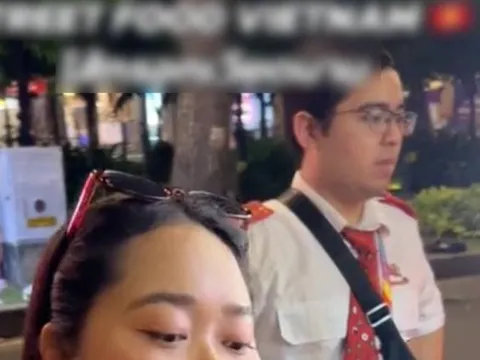 Ăn lạp xưởng nướng đá ở Việt Nam, du khách Thái "phán" đúng 1 câu