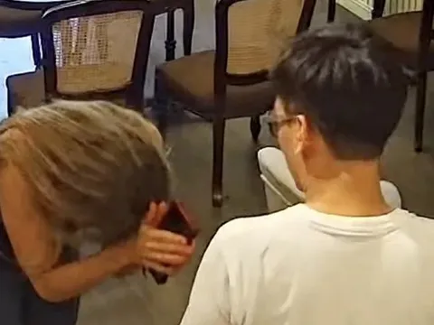 Khách Tây lạy chủ quán Việt Nam vì được ăn món ngon nhất cuộc đời