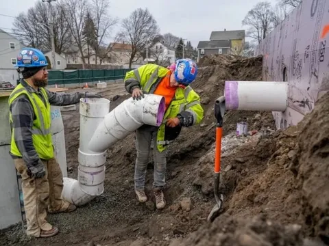 Khảo sát cho thấy Gen Z thích làm công nhân thay vì học ĐH: Phí học nghề thấp, lương cao hơn "bàn giấy" và ít bị thay thế bởi AI
