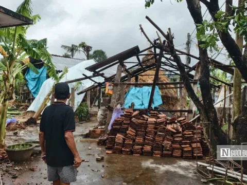 Lốc xoáy kinh hoàng ở Quảng Ngãi: "Đang ngủ thì nghe gió thét, mái nhà bị thổi tung"