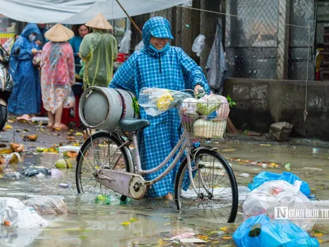 Mưa lớn ở Gia Lai, người dân sinh hoạt trong nước lũ