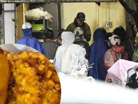 Thực tế tại hàng bánh chuối Hà Nội khiến khách "ức phát khóc": Người mua vẫn tới đông nghịt dù trời mưa lớn
