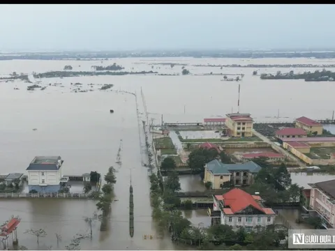VIDEO: Nước lũ rút chậm, nhiều trụ sở cơ quan ở Huế vẫn ngập như “ốc đảo”