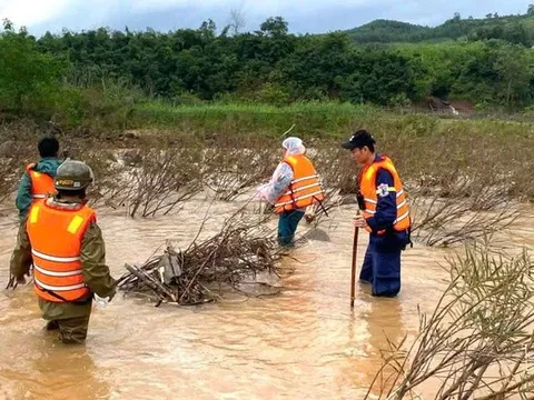 Lực lượng chức năng dầm mình tìm kiếm tài xế xe container bị lũ cuốn trôi