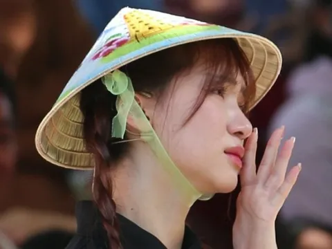 Hòa Minzy bị huỷ show