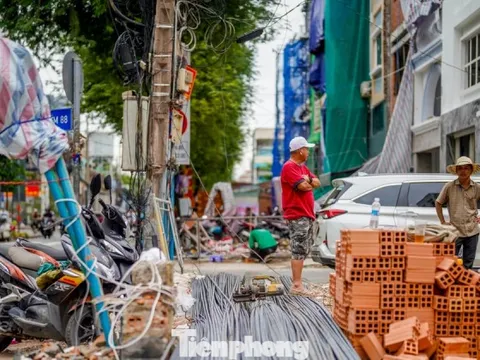 Người dân tháo dỡ nhà cửa, giao mặt bằng thi công cầu Nguyễn Khoái