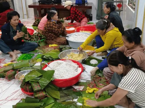 "Mình từng khổ, nên càng thương người đang khổ hơn"