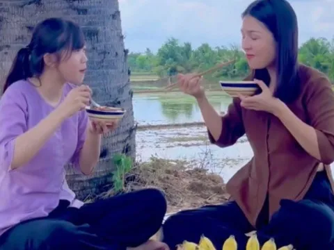 Khách phương xa "nổi da gà" khi thấy người miền Tây chan thứ nước này vào cơm