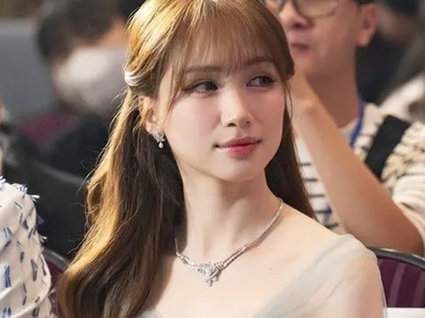 Hòa Minzy liên tục làm một việc trong đêm