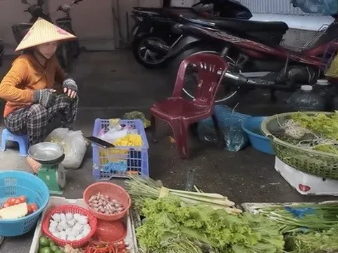 Chợ trống kệ, người dân Gia Lai phải “săn” từng bó rau nhỏ