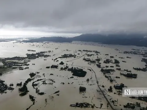 Đắk Lắk: Rốn lũ Hòa Thịnh ngập sâu, nhà cửa mênh mông nước