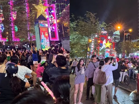 Ngay lúc này: Phố đi bộ Nguyễn Huệ đông nghịt người xe, hàng quán hốt bạc nhờ 2 concert đối đầu