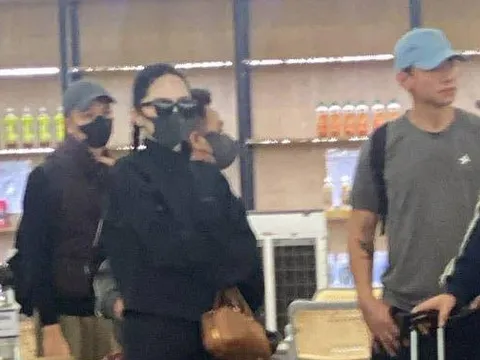 "Team qua đường" bắt gặp Hương Giang lặng lẽ về nước, nhân vật kè kè sát rạt gây chú ý