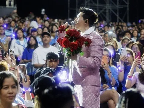 Quốc Thiên bật khóc trong live concert 10.000 khán giả