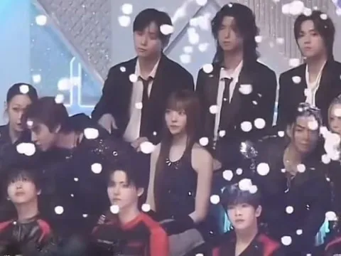 Mỹ nhân "số đỏ" nhất Hàn Quốc bị cô lập, nhan sắc rực rỡ là quân bài giúp nhóm nhạc tài phiệt sống sót